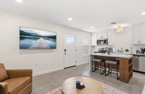 Lafayette House | Poydras Inn-Cajun Luxury-Fast WiFi-Brand New