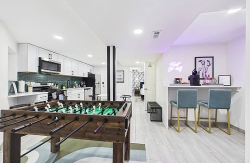 Wrigleyville House | Premier 9BR Art Deco manor with garage.