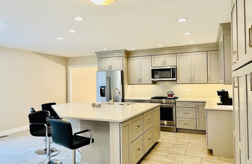 Fox Valley House | Premium 5BR Home Great for Extended Visits