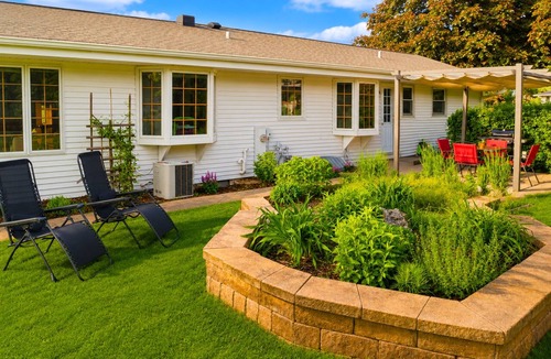 Colgate House | Premium Family Retreat: King Bed, Full Bunks & Private Playground