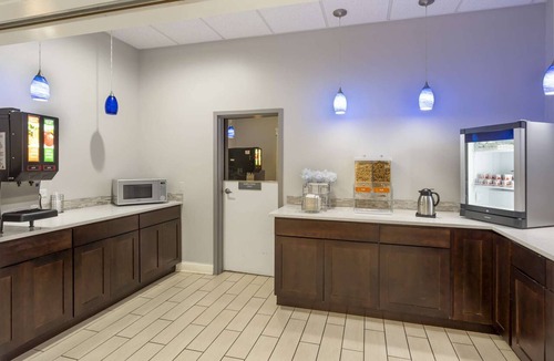 Mundelein Hotel | Prime Mundelein Stay + Free Breakfast & Parking