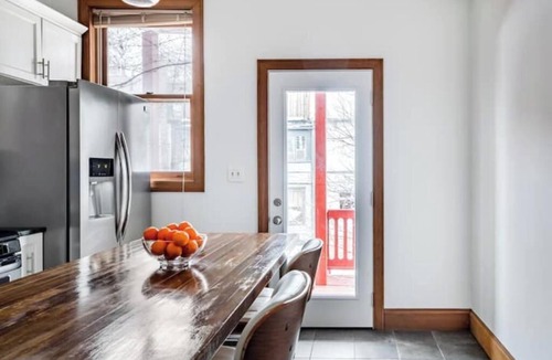 Wrigleyville Apartment | Prime Sunny Lakeview Apartment: Walk to Wrigley and More