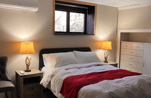Brush Park Apartment | Private 1BR Apt, Two blocks from all arenas. Event parking included