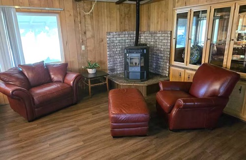 Boardman House | Private 3 Acre House + 30 amp Hookup.