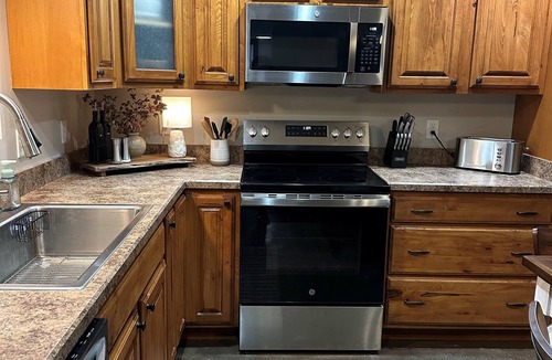 Hardin Cabin | Private 3-Bedroom Cabin with Hot Tub, Spacious Covered Parking & Dog-Friendly