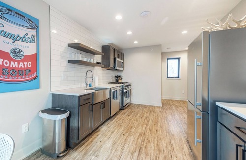 Burns Park Condo | Private 3BR Residence | Modern Condo near U of M Stadium | Sleeps 6