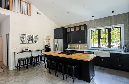 Cassopolis House | Private Barndo- Sleeps 18, Hot Tub, Sports Barn, 30 Min to Notre Dame