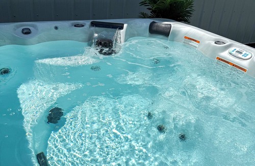Cassopolis House | Private Barndo- Sleeps 18, Hot Tub, Sports Barn, 30 Min to Notre Dame