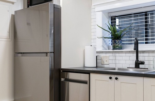 Lakewood-Balmoral Apartment | Private Gem, quiet street in Andersonville -1 bedroom + sofa bed + easy parking