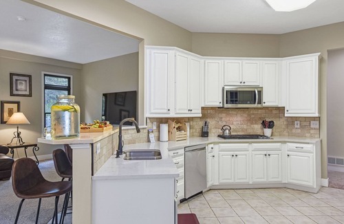Battle Creek House | ★Private Oasis Heated Pool, Hot Tub, Koi Pond, Waterfall, Theater Room & More!