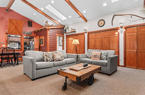 Blue Eye House | Private One-Level Carriage House, Hot Tub, Pool Table, Dog Friendly & Car Charger