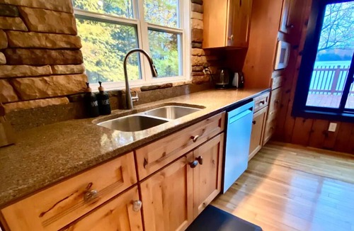 Wetmore Cottage | Private Peaceful Retreat on Stella Lake
