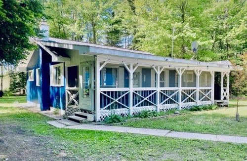Michaywe House | Private Screened Porch with Michaywe Amenities