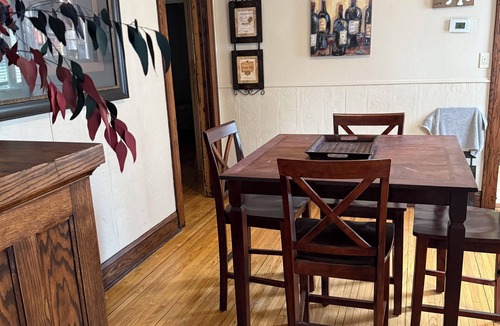Summit - University Apartment | Quaint 2-bdrm, 1 bath apartment near Grand Avenue. Close to bus and light-rail.