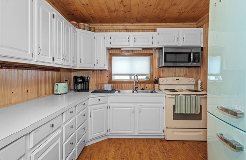 Houghton Lake House | Quaint 2-bedroom cottage in Houghton Lake - quick walk to lake