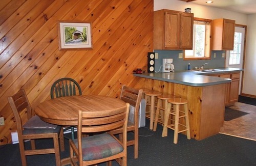 Curtis Cabin | Quaint & cozy riverside 2-bedroom cabin in Curtis perfect for a relaxing getaway