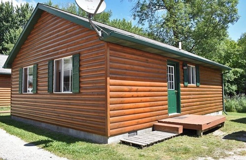 Curtis Cabin | Quaint & cozy riverside 2-bedroom cabin in Curtis perfect for a relaxing getaway