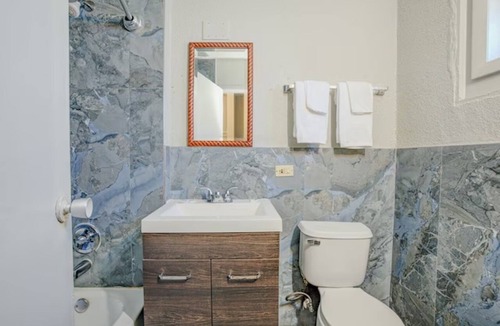 Oak Lawn Hotel | Queen Bed Stay on Cicero Avenue 15 Mins to Midway Airport | Free Parking
