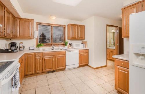 Neenah House | Quiet 3 Bedroom - Minutes from Airport and Mall