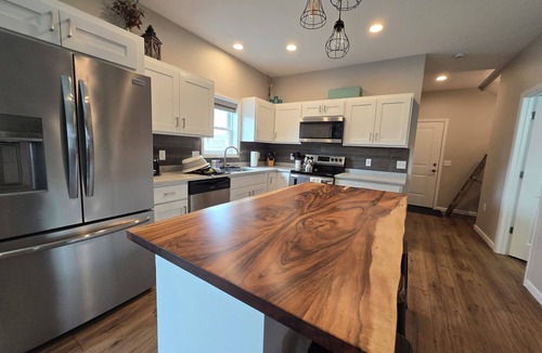 Baraboo Cabin | Quiet Family Haven/Pet Secure Backyard/New House