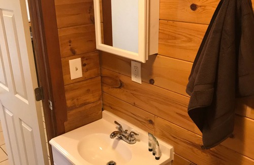 Wellston Hotel | Rainbow Room The Black Bear Inn! Satellite, WiFi, Near River/Trails