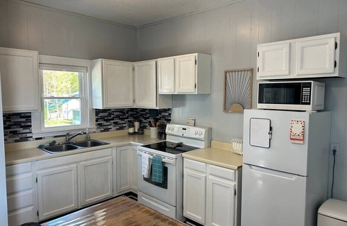 Crystal House | Rare 9BR Luxury Retreat | Hot Tub | Game Room