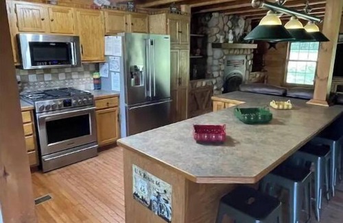 Bourbon Cabin | Real Log Cabin with Seasonal Pool and Hot Tub with Meramec River Access