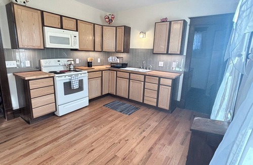Horicon House | Relax in Classic Style! 3 BR 2 Bath Near the River, Marsh, w/Game Room & More!