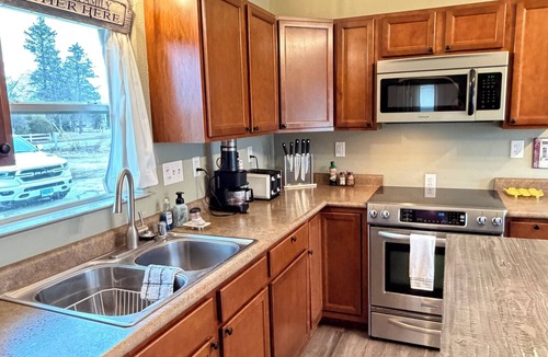 Muskego House | Relax N Rentals Tranquil Escape 2BR Muskego WI Hot Tub