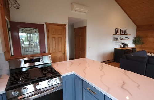 Beulah House | Relaxing Crystal Lake Cottage Retreat - Minutes to the Beach, & Downtown Beulah
