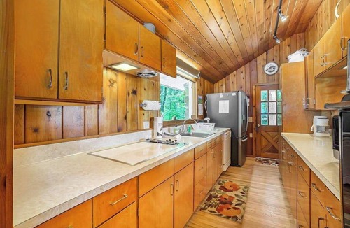 Honor House | Relaxing lake house w/firepit, boat mooring, free cable, and full kitchen