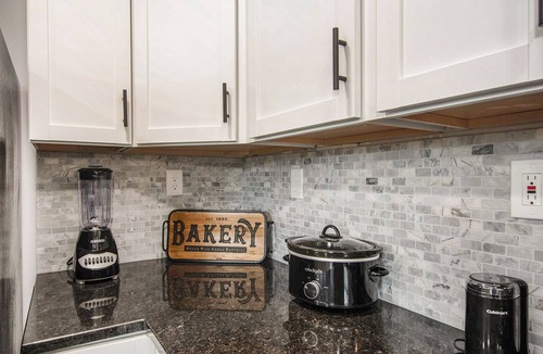 Grandview House | Remodeled 3BR w/queen beds on 1/2 acre backing to open space. Bonus basement living room + extra bath. Chef’s kitchen, W/D, patio + outdoor dining. Bright, private setting w/shade trees near Raymore/Belton. Fast WiFi.