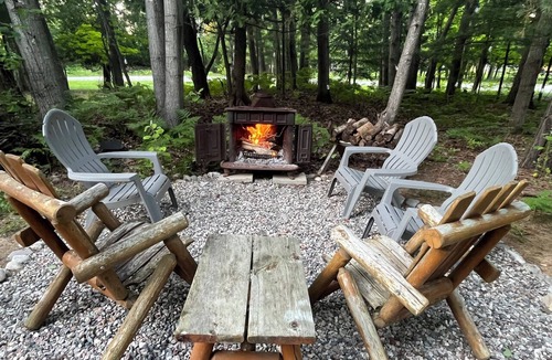 Central Lake House | Remodeled + Intermediate Lake + Kayaks + 10 Miles to Torch Lake + Bunkroom