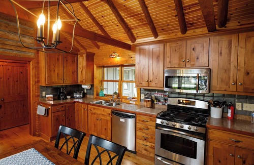 Ephraim Cabin | Remodeled Log Cabin | Dog-Friendly Near Wilson's