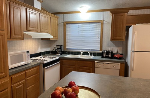 Higgins Lake House | Renovated cottage with 55 ft of lake front