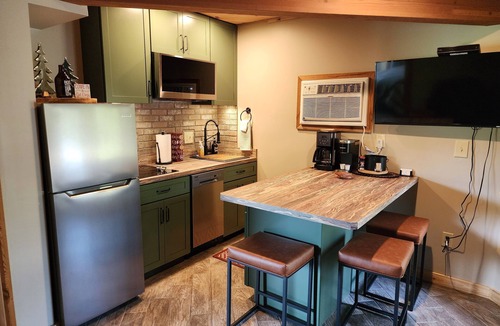 Mancelona Condo | Renovated! Cute, 1 bdrm sleeps 2 Golf/ski. pool and Wifi! new KING bed.
