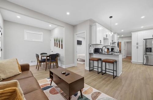 Detroit House | Renovated I Sleeps 25 | 4 Kitchens | Game Room