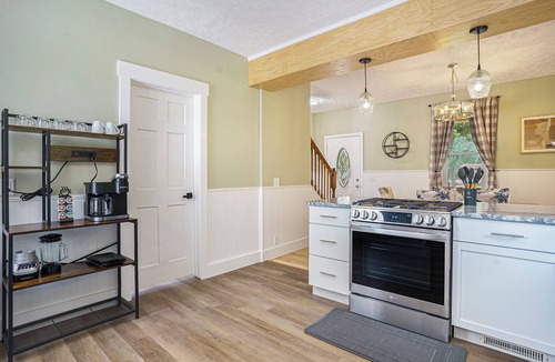 South Haven House | Retreat close to downtown with hot tub