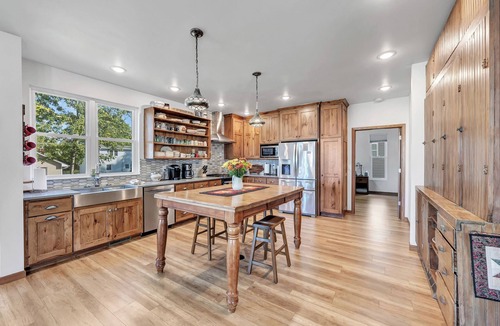 Ashwaubenon House | Ridge Road Retreat - Lambeau’s Closest Neighbor!
