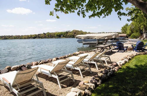 Whitewater House | Rifugio on Chapel, A 3-bedroom Lakefront Retreat on beautiful Whitewater Lake