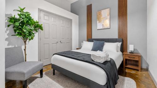 River Market Apartment | River Market Loft Retreat King Bed Parking Fast WiFi
