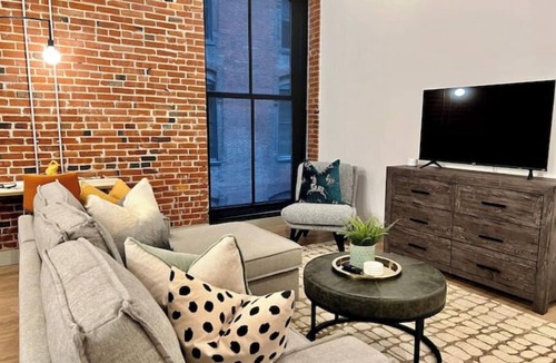 Mitchell Apartment | Riverfront DWTN Loft W/D Gated Parking