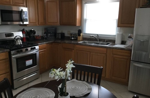 Racine House | Rock 'n Roll! Professionally Cleaned, Self Check In - Sleeps 8