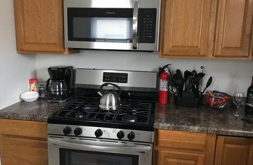 Racine House | Rock 'n Roll! Professionally Cleaned, Self Check In - Sleeps 8