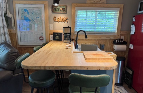 Higgins Lake Cottage | Rocky Top Cabin Higgins Lake, cozy hillside retreat walking distance to the lake
