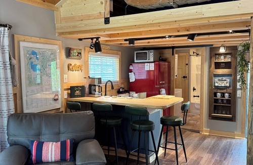 Higgins Lake Cottage | Rocky Top Cabin Higgins Lake, cozy hillside retreat walking distance to the lake