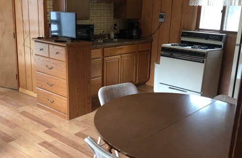 Ainsworth House | Rolling Stone Lakeside Cabin 2 East Shore Resort