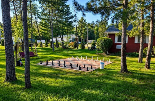 Grayling House | Room 16-2 Queen Suite-Woodland Motor Lodge