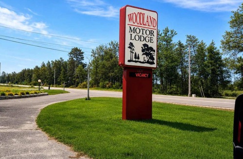 Grayling House | Room 16-2 Queen Suite-Woodland Motor Lodge