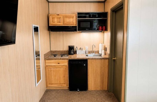 Grayling House | Room 20-1 Queen Standard-Woodland Motor Lodge